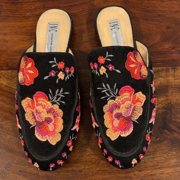Black flats. Floral embroidery. Adorable mules by INC in Women’s Size 6. New. 🌺 - Picture 7 of 11